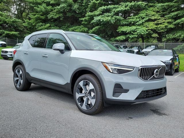 2025 Volvo XC40 Core Bright Theme