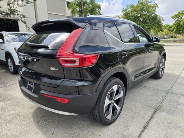 2025 Volvo XC40 Core Bright Theme