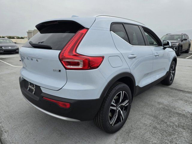 2025 Volvo XC40 Core Bright Theme