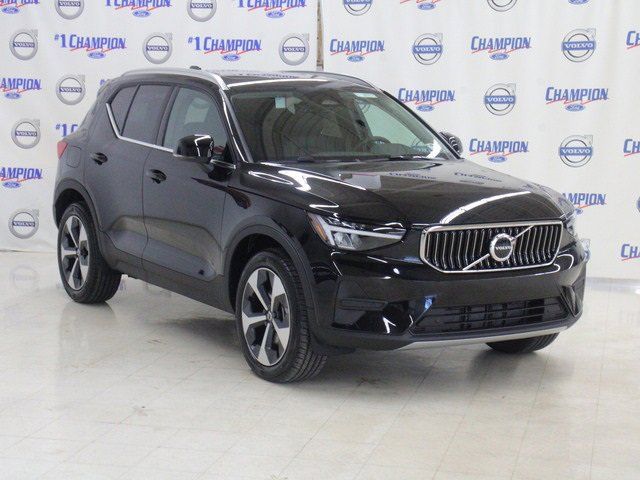 2025 Volvo XC40 Core Bright Theme