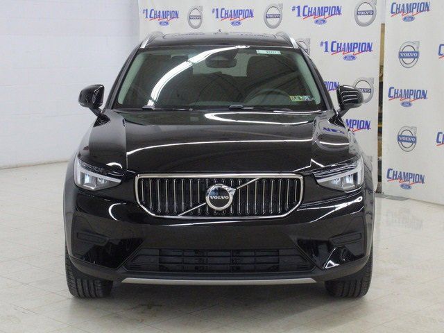 2025 Volvo XC40 Core Bright Theme