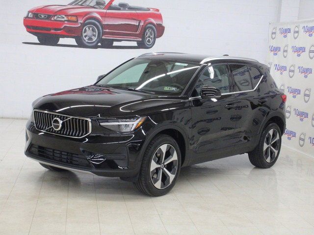 2025 Volvo XC40 Core Bright Theme