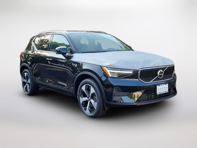 2025 Volvo XC40 Core Bright Theme