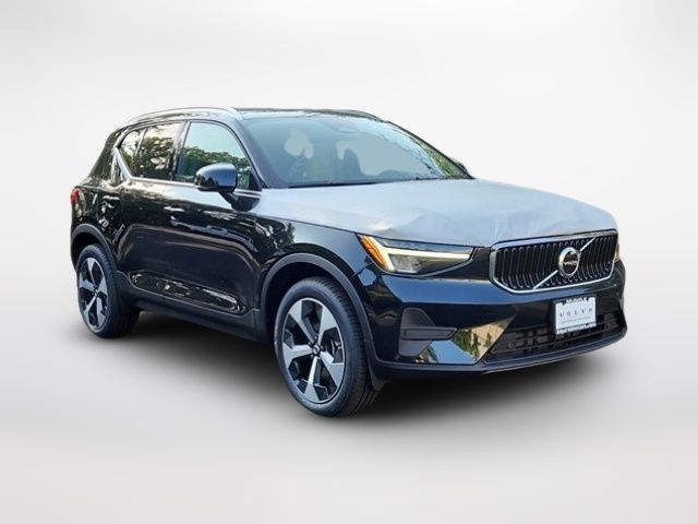 2025 Volvo XC40 Core Bright Theme