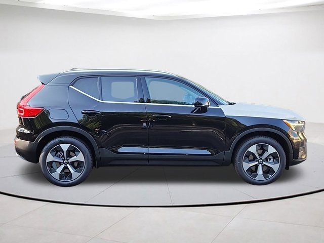 2025 Volvo XC40 Core Bright Theme