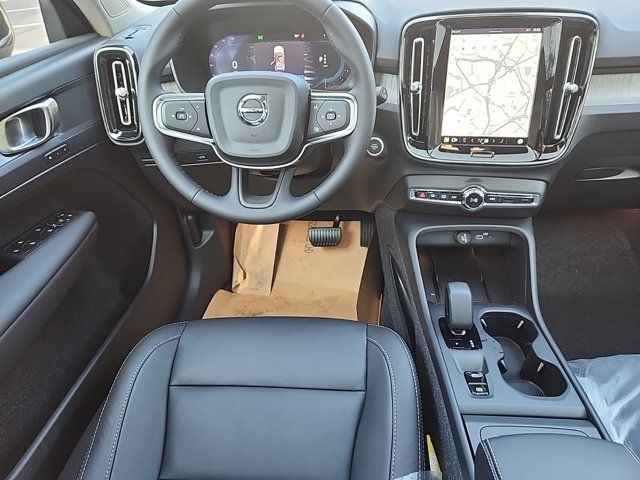 2025 Volvo XC40 Core Bright Theme