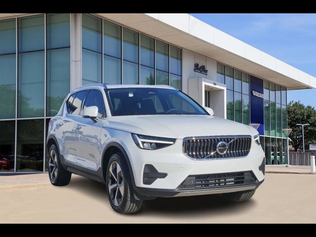 2025 Volvo XC40 Core Bright Theme