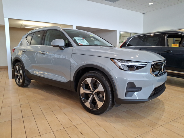 2025 Volvo XC40 Core Bright Theme