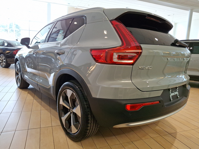 2025 Volvo XC40 Core Bright Theme