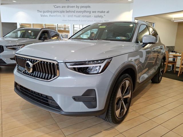 2025 Volvo XC40 Core Bright Theme