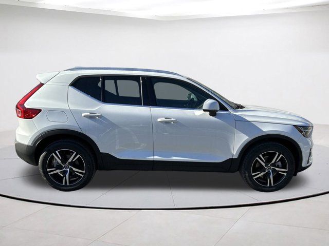 2025 Volvo XC40 Core Bright Theme