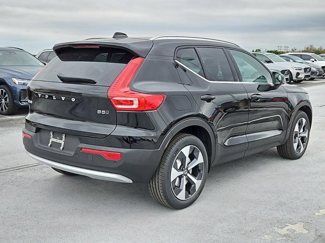 2025 Volvo XC40 Core Bright Theme