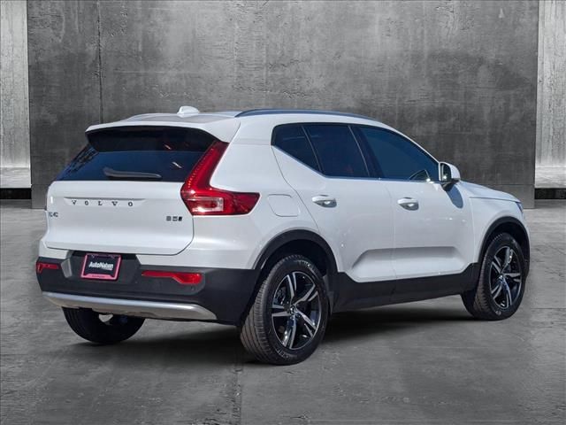 2025 Volvo XC40 Core Bright Theme