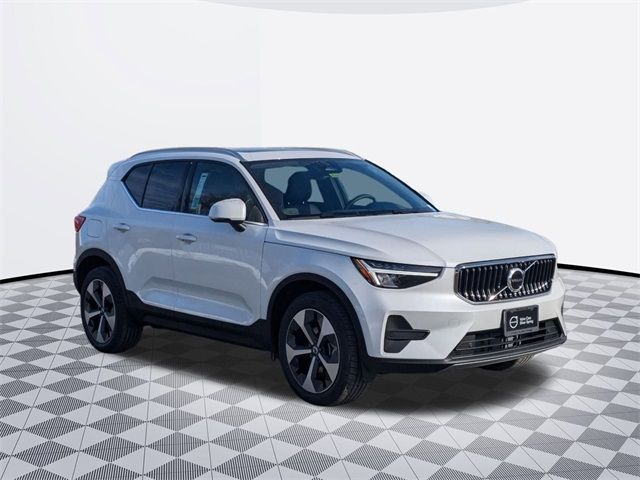 2025 Volvo XC40 Core Bright Theme