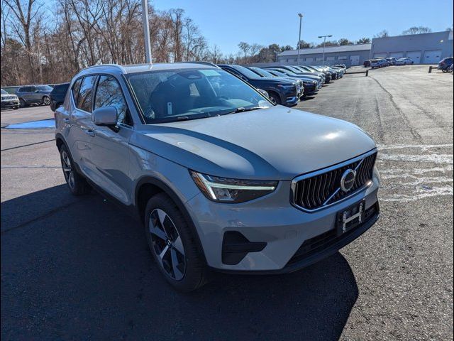 2025 Volvo XC40 Core Bright Theme