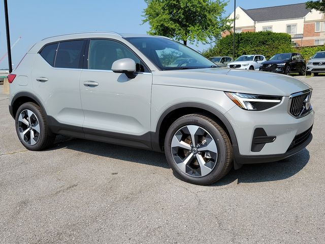 2025 Volvo XC40 Core Bright Theme