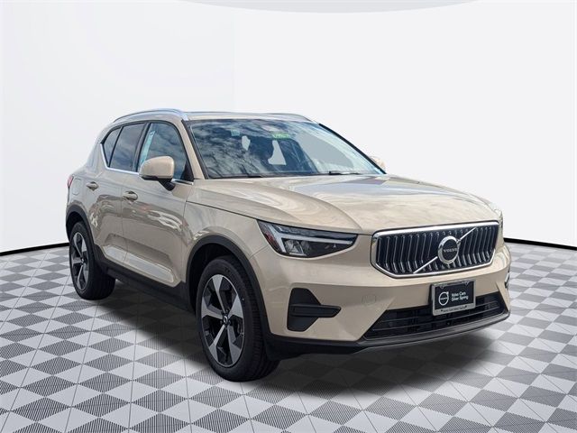 2025 Volvo XC40 Core Bright Theme