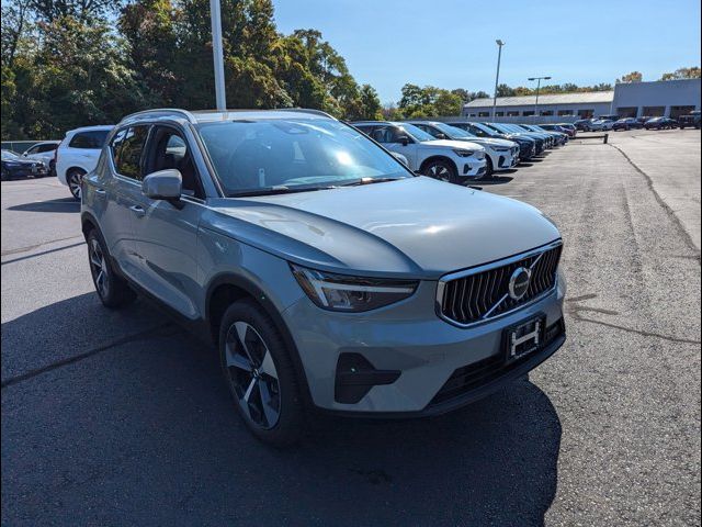 2025 Volvo XC40 Core Bright Theme