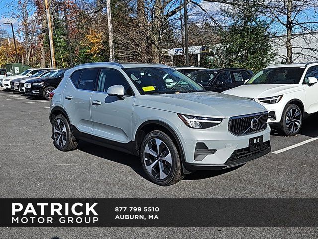 2025 Volvo XC40 Core Bright Theme