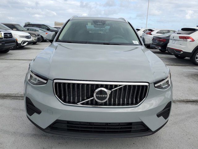 2025 Volvo XC40 Core Bright Theme