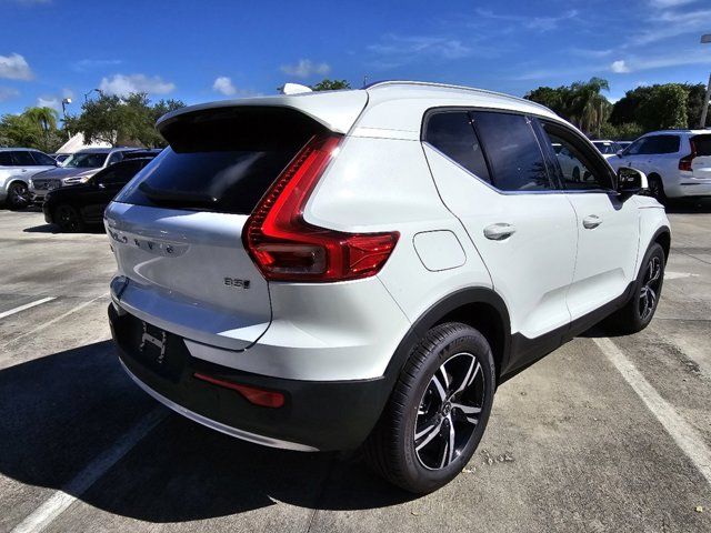 2025 Volvo XC40 Core Bright Theme