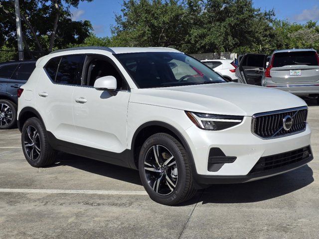 2025 Volvo XC40 Core Bright Theme