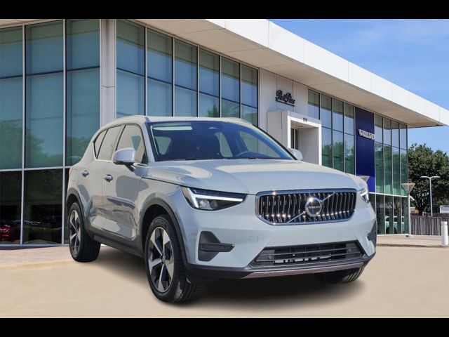 2025 Volvo XC40 Core Bright Theme