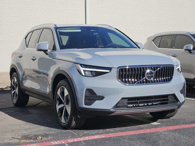 2025 Volvo XC40 Core Bright Theme