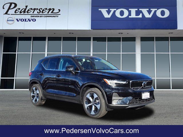 2025 Volvo XC40 Core Bright Theme