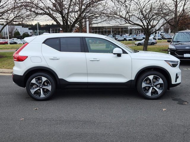 2025 Volvo XC40 Core Bright Theme