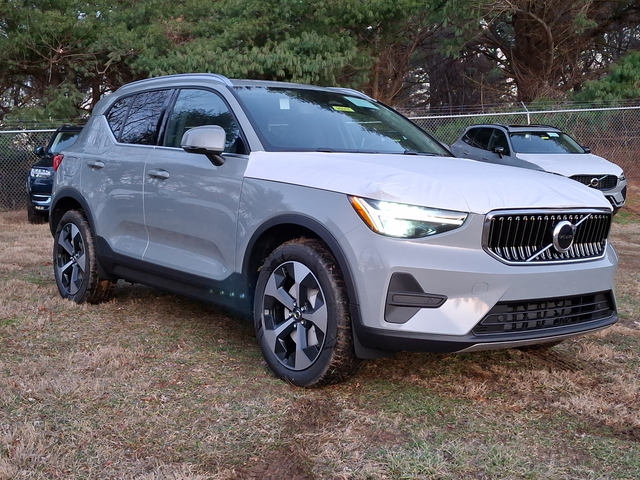 2025 Volvo XC40 Core Bright Theme