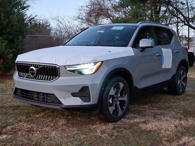 2025 Volvo XC40 Core Bright Theme