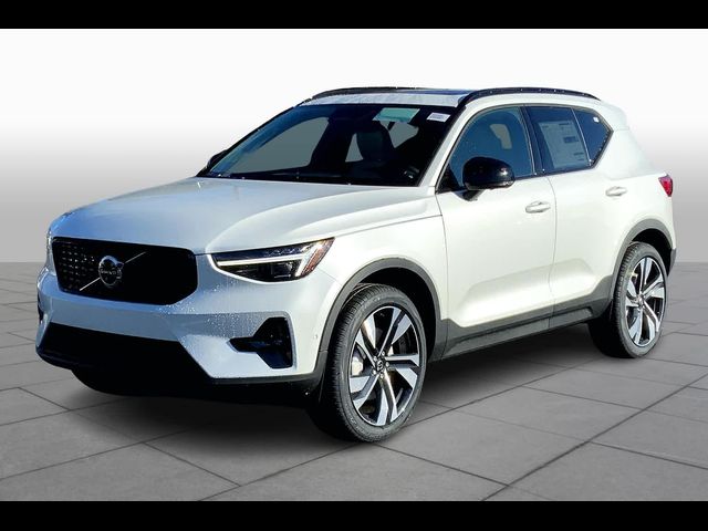 2025 Volvo XC40 Plus Dark Theme