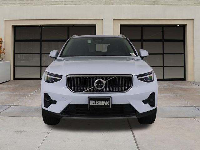 2025 Volvo XC40 Plus Bright Theme