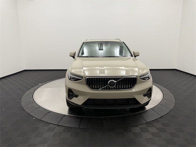 2025 Volvo XC40 Plus Bright Theme