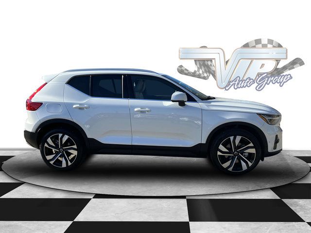 2025 Volvo XC40 Plus Bright Theme