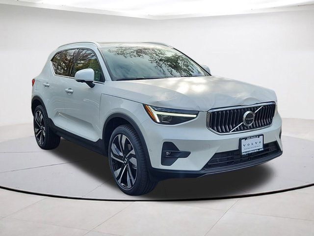 2025 Volvo XC40 Plus Bright Theme