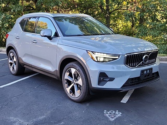 2025 Volvo XC40 Plus Bright Theme