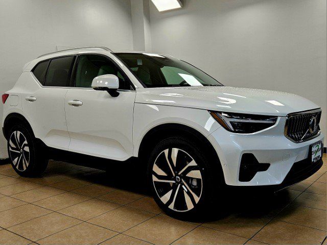 2025 Volvo XC40 Plus Bright Theme