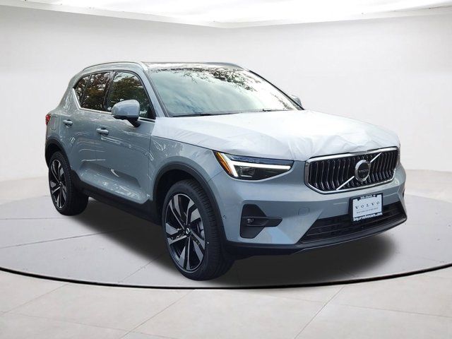 2025 Volvo XC40 Plus Bright Theme