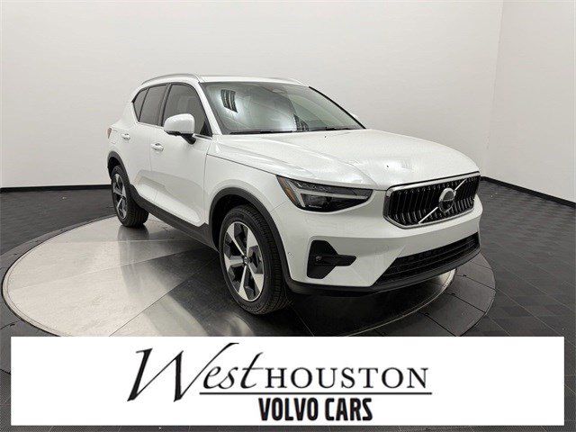 2025 Volvo XC40 Plus Bright Theme