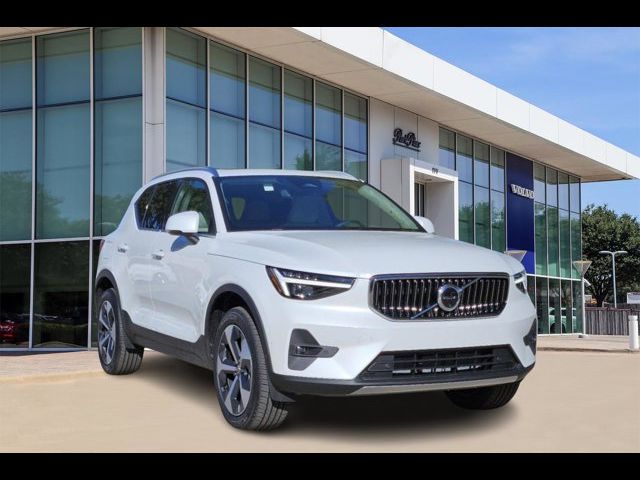 2025 Volvo XC40 Plus Bright Theme