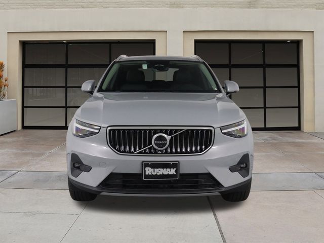 2025 Volvo XC40 Plus Bright Theme