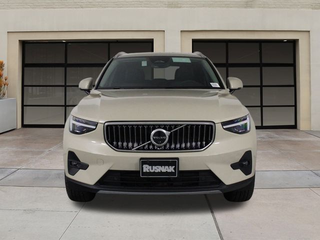 2025 Volvo XC40 Plus Bright Theme