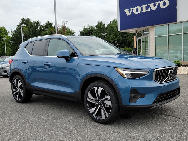 2025 Volvo XC40 Plus Bright Theme