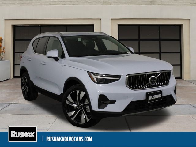 2025 Volvo XC40 Plus Bright Theme