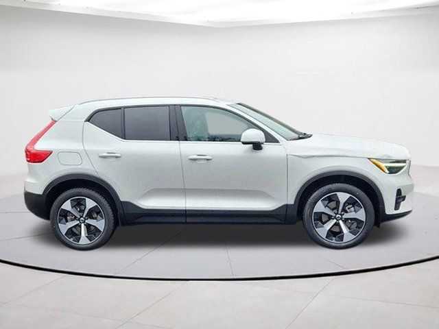 2025 Volvo XC40 Plus Bright Theme