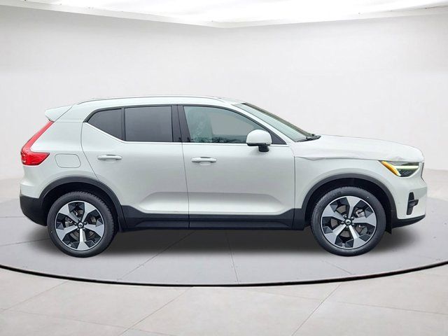 2025 Volvo XC40 Plus Bright Theme