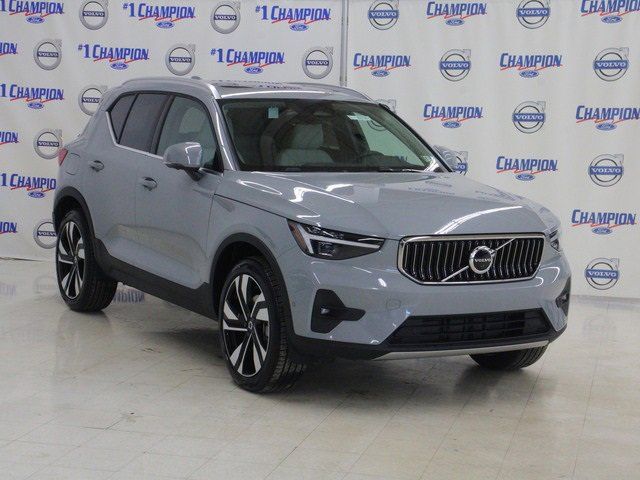 2025 Volvo XC40 Plus Bright Theme