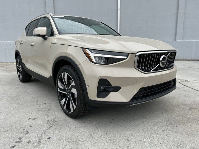 2025 Volvo XC40 Plus Bright Theme